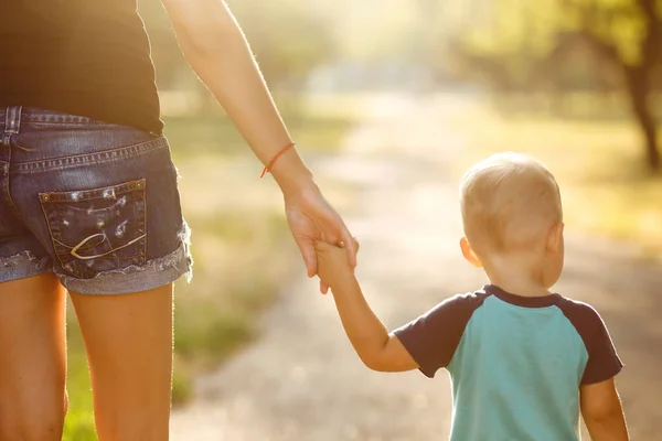 Primer Plano Las Manos Madre Niño Atardecer Mamá Hijo Caminan — Foto de Stock