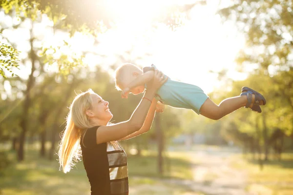 Щаслива Мати Кидає Дитину Сміючись Граючи Влітку Природі Щасливий День — стокове фото