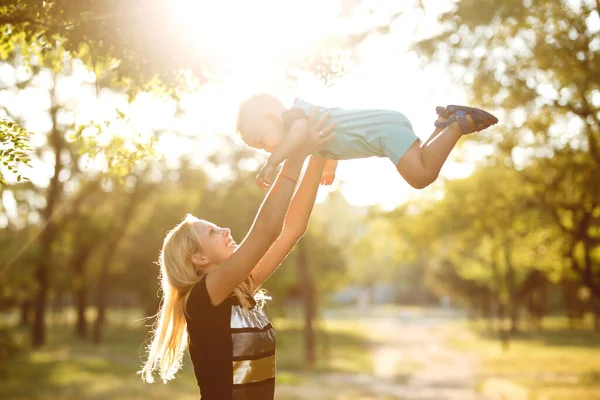 Mãe Feliz Vomita Bebê Rindo Brincando Verão Natureza Feliz Dia — Fotografia de Stock