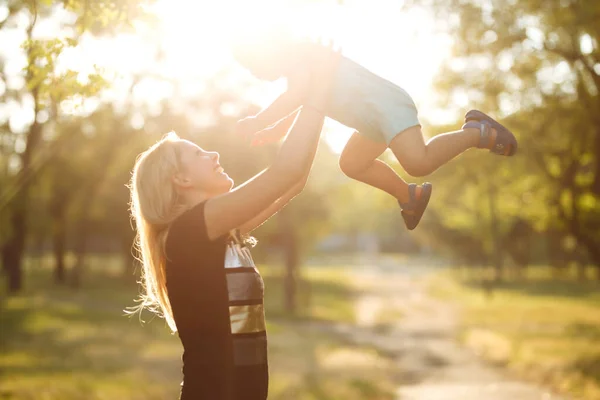Щаслива Мати Кидає Дитину Сміючись Граючи Влітку Природі Щасливий День — стокове фото