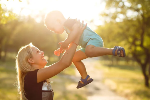 Mãe Feliz Vomita Bebê Rindo Brincando Verão Natureza Feliz Dia — Fotografia de Stock