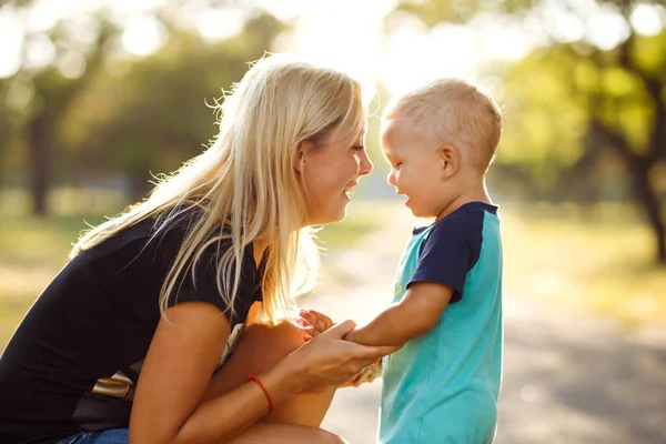 Bisous Câlins Maman Son Fils Maman Son Fils Marchent Dans — Photo