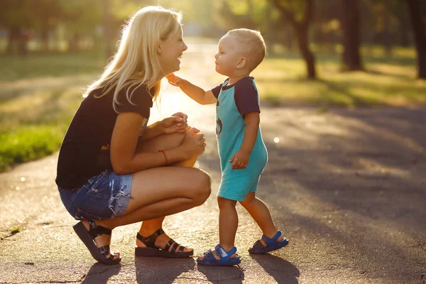 Поцілунок Обійми Мами Сина Мама Сином Гуляють Літньому Парку Сімейні — стокове фото