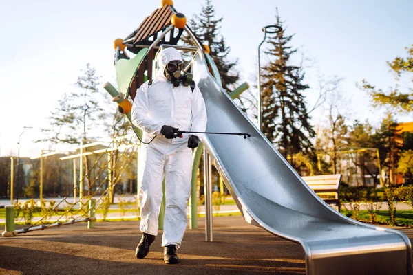 Man Bär Skyddsdräkt Desinficera Lekplatsen Solen Med Spraykemikalier För Att — Stockfoto