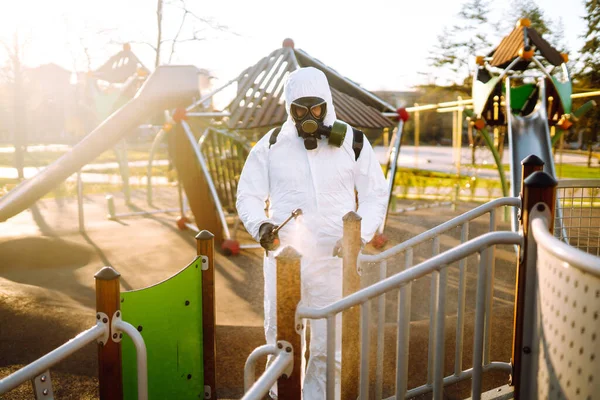 Homem Vestindo Roupa Protetora Desinfetando Playground Sol Com Produtos Químicos — Fotografia de Stock