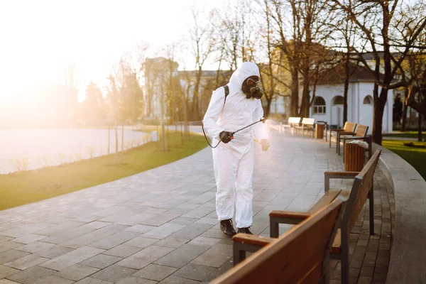 Man Bär Skyddsdräkt Desinficera Offentliga Platser Solen Med Sprejkemikalier För — Stockfoto