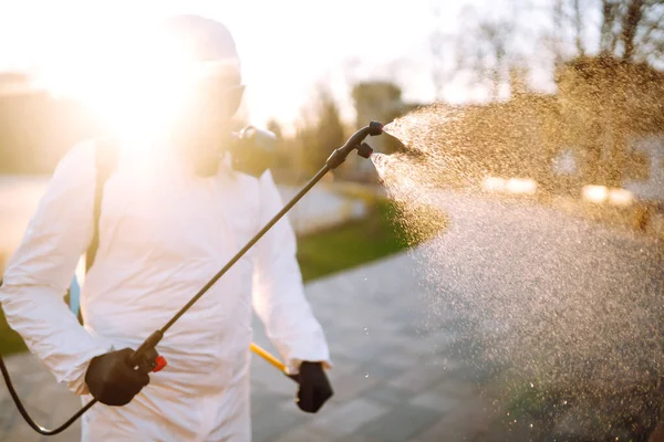 Hombre Con Traje Protector Desinfectando Lugares Públicos Sol Con Productos — Foto de Stock