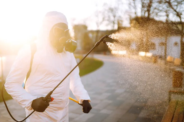 Hombre Con Traje Protector Desinfectando Lugares Públicos Sol Con Productos — Foto de Stock