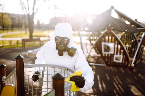 Hombre Que Usa Traje Protector Lava Desinfecta Patio Recreo Para — Foto de Stock