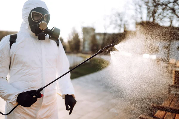 Hombre Con Traje Protección Contra Virus Máscara Desinfecta Los Lugares — Foto de Stock