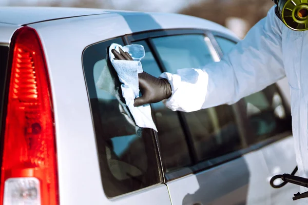 Mano Del Hombre Traje Protector Lavado Desinfección Maneja Coche Para — Foto de Stock