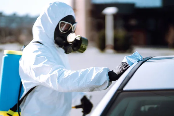 Mano Del Hombre Traje Protector Lavado Desinfección Maneja Coche Para — Foto de Stock