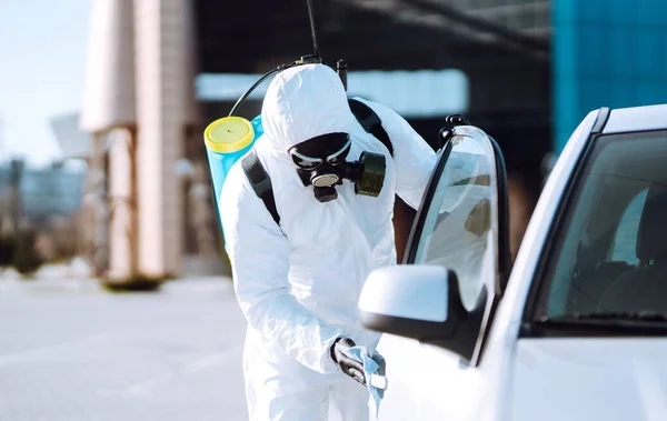 Hombre Traje Protector Lavado Desinfección Maneja Coche Para Prevenir Propagación — Foto de Stock