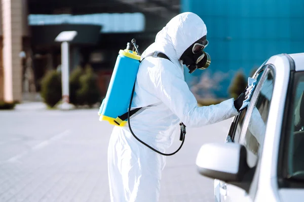 Mannen Skyddsdräkt Tvättar Och Desinficerar Bil För Att Förhindra Spridningen — Stockfoto