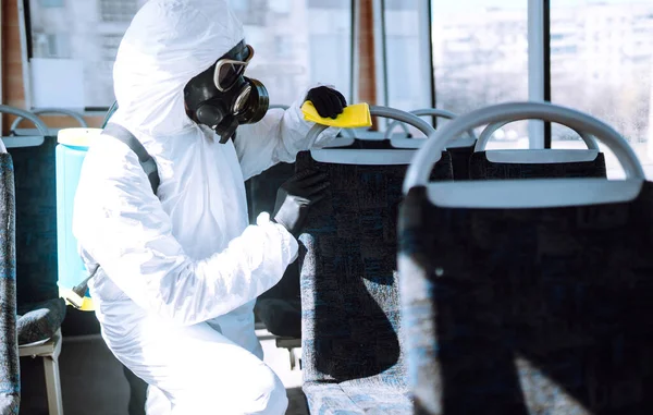 Mano Dell Uomo Tuta Protettiva Lavaggio Disinfezione Dei Mezzi Pubblici — Foto Stock