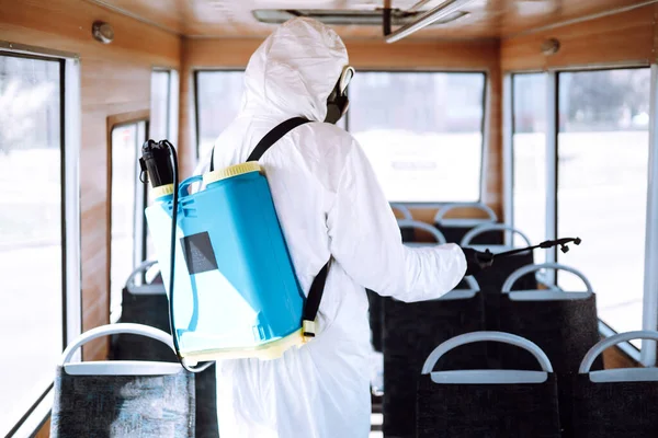Limpeza Desinfecção Transporte Público Homem Fato Proteção Lavagem Desinfecção Transporte — Fotografia de Stock