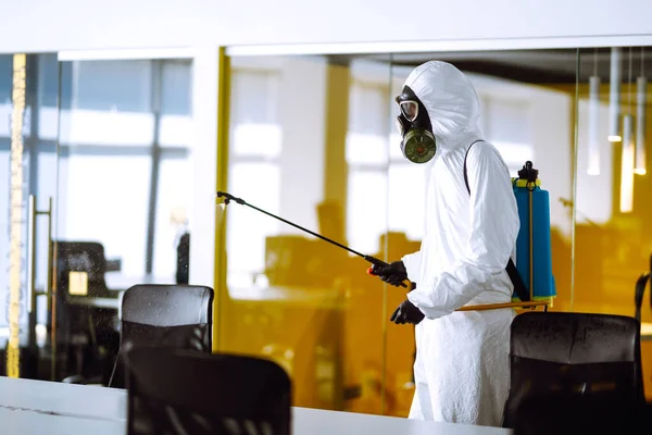 Desinfecção Escritório Para Prevenir Covid Homem Terno Proteção Hazmat Com — Fotografia de Stock