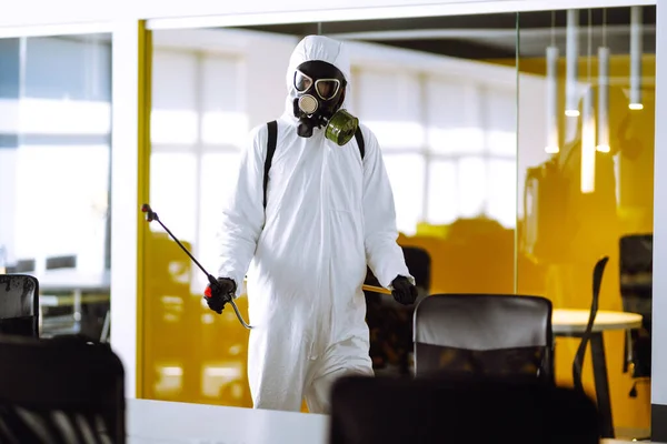 Covid 19を防ぐためにオフィスの消毒 コロナウイルスの拡散を防ぐためにスプレー化学物質と保護ハズマットスーツの男 検疫都市のパンデミック 清掃コンセプト — ストック写真