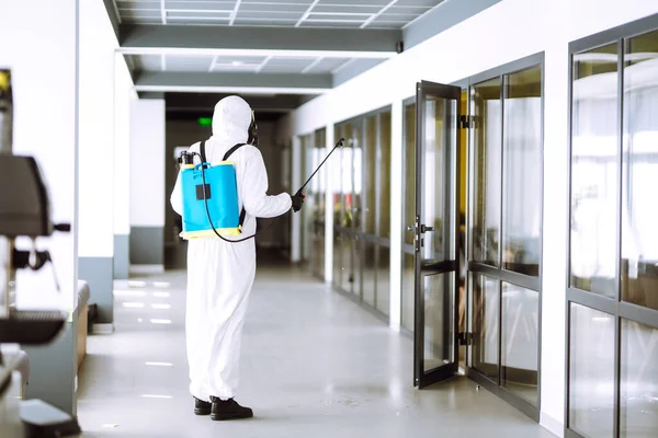 Desinfecção Escritório Para Prevenir Covid Homem Terno Proteção Hazmat Com — Fotografia de Stock