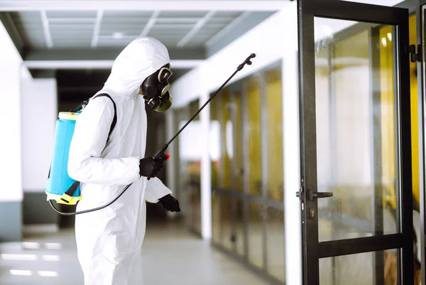 Desinfección Oficina Para Prevenir Covid Hombre Traje Protección Con Materiales — Foto de Stock