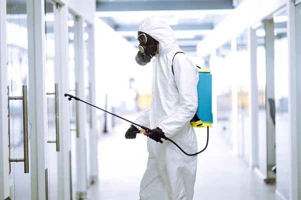 Desinfección Oficina Para Prevenir Covid Hombre Traje Protección Con Materiales — Foto de Stock