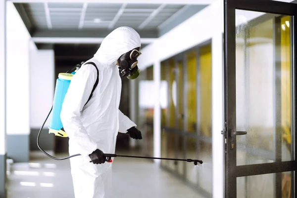 Covid 19を防ぐためにオフィスの消毒 コロナウイルスの拡散を防ぐためにスプレー化学物質と保護ハズマットスーツの男 検疫都市のパンデミック 清掃コンセプト — ストック写真
