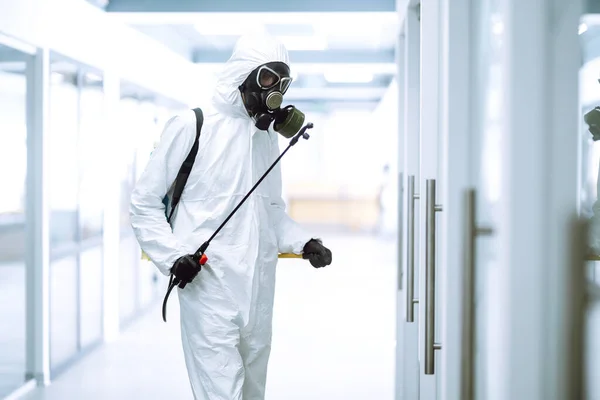 Desinfecção Escritório Para Prevenir Covid Homem Terno Proteção Hazmat Com — Fotografia de Stock