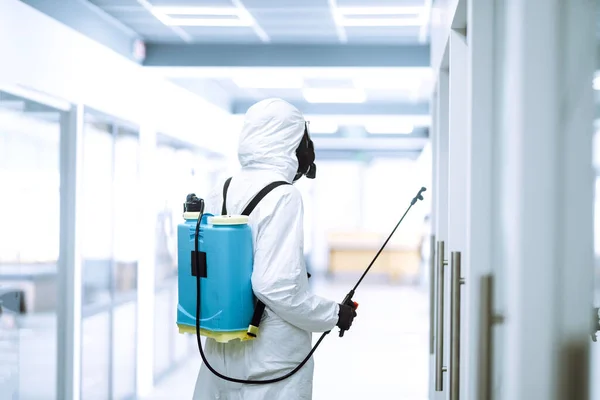 Desinfección Oficina Para Prevenir Covid Hombre Traje Protección Con Materiales — Foto de Stock