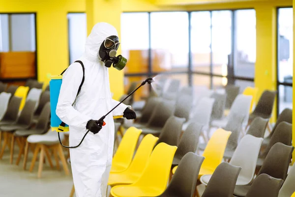 Homem Vestindo Roupa Protetora Desinfetando Sala Montagem Com Produtos Químicos — Fotografia de Stock