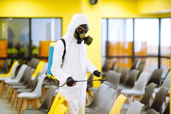 Muž Ochranném Obleku Dezinfikuje Montážní Halu Chemickými Spreji Aby Zabránil — Stock fotografie