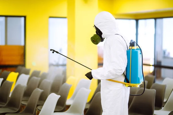 Homem Vestindo Roupa Protetora Desinfetando Sala Montagem Com Produtos Químicos — Fotografia de Stock