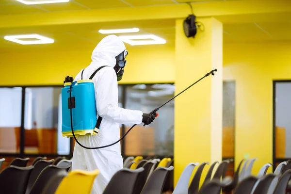 Homem Vestindo Roupa Protetora Desinfetando Sala Montagem Com Produtos Químicos — Fotografia de Stock