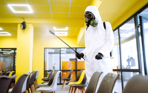 보호용 양복을 남자는 도시에서 전염병처럼 번지는 코로나 바이러스를 예방하기 약품을 — 스톡 사진