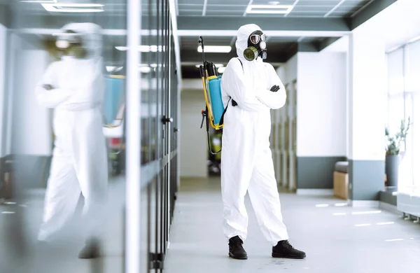 Hombre Con Traje Protector Una Oficina Vacía Conceptos Para Prevenir — Foto de Stock