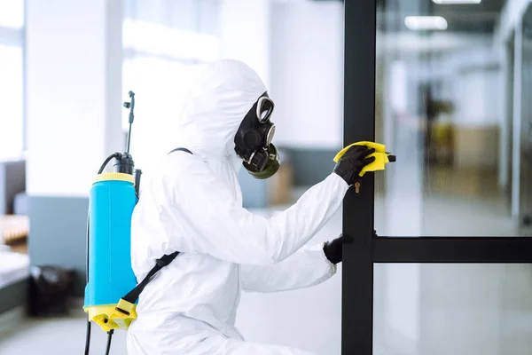 Hombre Con Traje Protector Materiales Peligrosos Lava Las Manijas Las — Foto de Stock