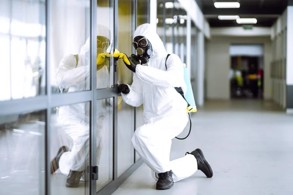 Homem Terno Proteção Hazmat Lava Maçanetas Escritório Para Evitar Propagação — Fotografia de Stock