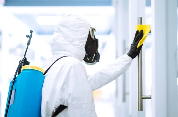 Hombre Con Traje Protector Materiales Peligrosos Lava Las Manijas Las — Foto de Stock