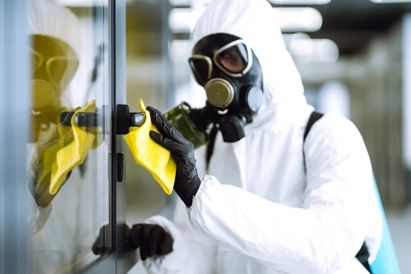 Covid 19を防ぐためにオフィスの清掃と消毒 防護ハズマットスーツの男は コロナウイルスの拡散を防ぐためにオフィス家具を洗浄し 検疫都市のパンデミック — ストック写真