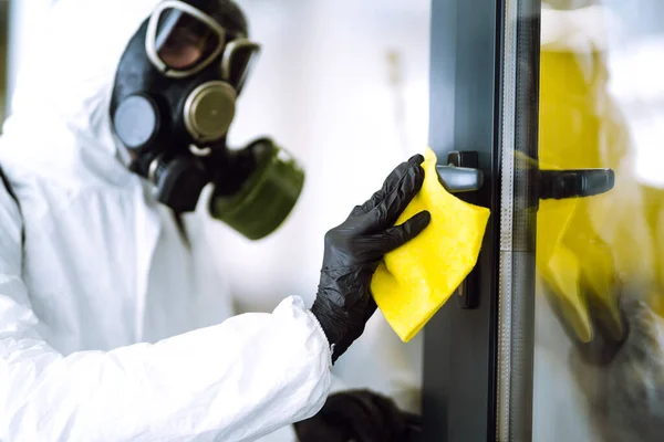 办公室的清洁和消毒 以防止Covid 身穿防护服的人清洗办公室家具 以防止在检疫城市流行的大肠病毒传播 — 图库照片
