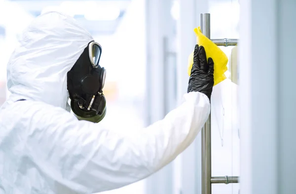 Limpieza Desinfección Oficina Para Prevenir Covid Hombre Traje Protector Materiales —  Fotos de Stock