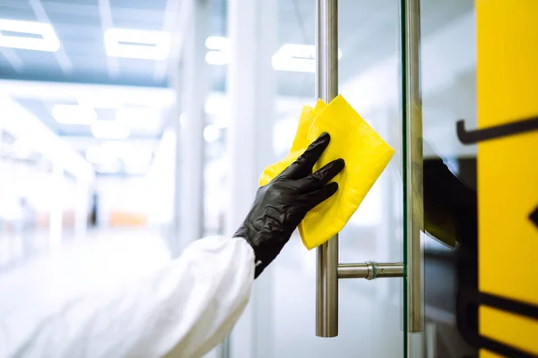 Limpieza Desinfección Oficina Para Prevenir Covid Hombre Traje Protector Materiales — Foto de Stock
