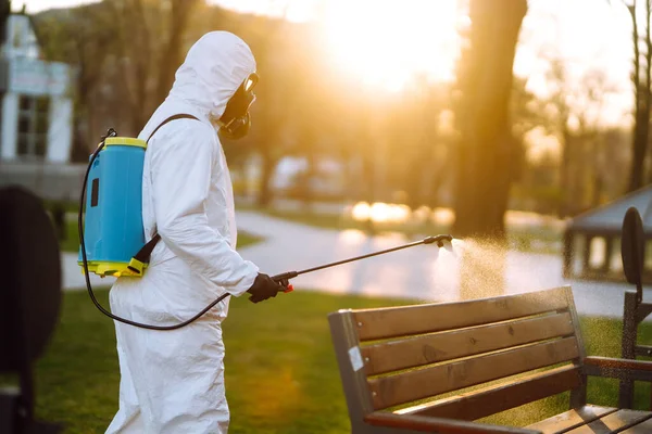 Mann Schutzanzug Desinfiziert Bank Öffentlichen Park Quarantäne Stadt Infektionsprävention Und — Stockfoto