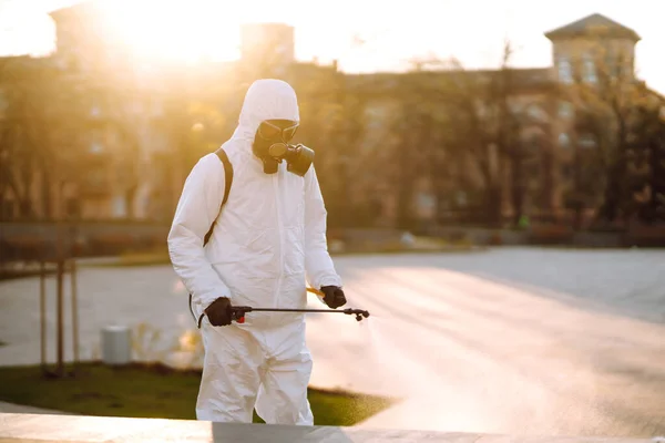 Uomo Che Indossa Una Speciale Tuta Protettiva Disinfettante Spruzza Sterilizzatore — Foto Stock