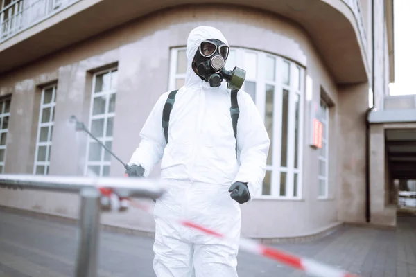 Uomo Tuta Protettiva Maschera Spruzza Disinfettante Sulla Ringhiera Nel Luogo — Foto Stock