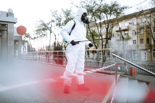 Uomo Tuta Protettiva Maschera Spruzza Disinfettante Sulla Ringhiera Nel Luogo — Foto Stock