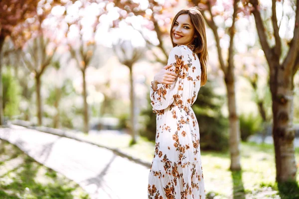 Schöne Junge Frau Neben Dem Blühenden Frühlingsbaum Attraktive Mädchen Genießen — Stockfoto