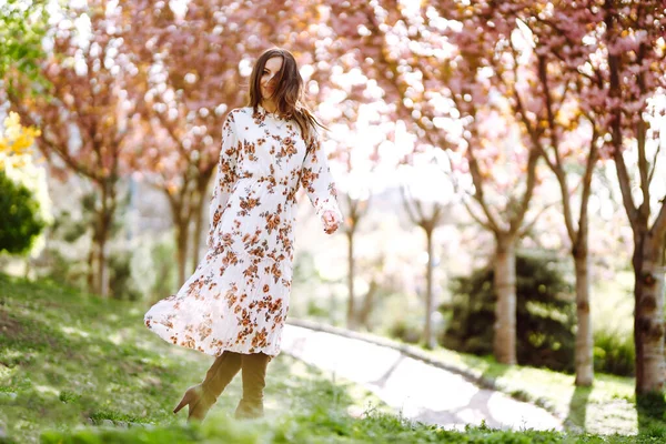 Schöne Junge Frau Neben Dem Blühenden Frühlingsbaum Attraktive Mädchen Genießen — Stockfoto