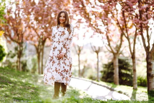 Vacker Ung Kvinna Nära Det Blommande Vårträdet Attraktiv Tjej Njuter — Stockfoto