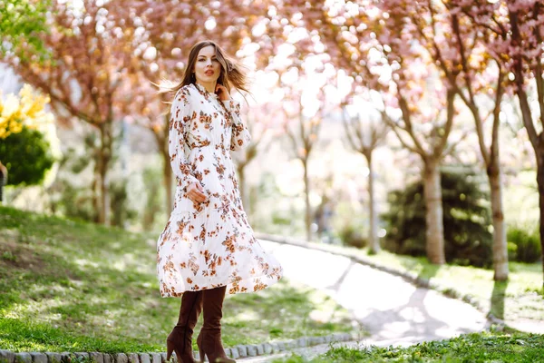 Schöne Junge Frau Neben Dem Blühenden Frühlingsbaum Attraktive Mädchen Genießen — Stockfoto