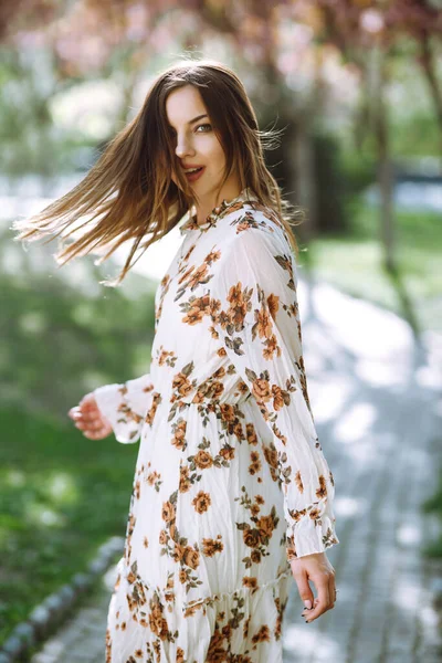 Gyönyörű Fiatal Virágzó Tavaszi Mellett Vonzó Lány Élvezi Időt Odakint — Stock Fotó